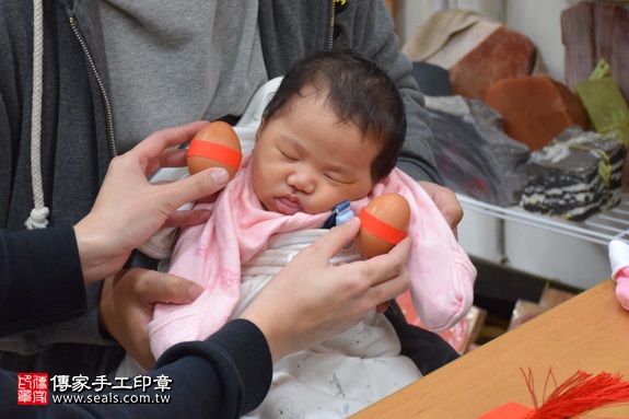 剃胎毛、滿月剃頭、嬰兒剃頭、嬰兒理髮、嬰兒剃髮、嬰兒剃胎毛、嬰兒滿月剃頭、寶寶剃頭、剃胎毛儀式、剃胎毛吉祥話、滿月剃頭儀式、滿月剃頭吉祥話、寶寶剃胎毛、寶寶滿月剃頭理髮、新北永和區剃胎毛、新北永和區滿月剃頭、新北永和區嬰兒剃頭剃胎毛、新北永和區嬰兒理髮、新北永和區嬰兒剃髮、張寶寶(新北永和區嬰兒寶寶滿月剃頭理髮、免費嬰兒剃胎毛儀式吉祥話)。中國風會場，爸媽寶貝免費穿「日中韓」古裝禮服。專業拍照、DVD光碟、證書。★購買「臍帶章、肚臍章、胎毛筆刷印章」贈送：剃頭、收涎、抓周，三選一。2017.02.25 照片3