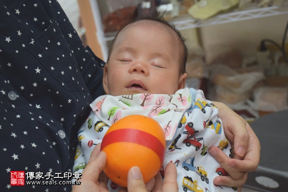 剃胎毛、滿月剃頭、嬰兒剃頭、嬰兒理髮、嬰兒剃髮、嬰兒剃胎毛、嬰兒滿月剃頭、寶寶剃頭、剃胎毛儀式、剃胎毛吉祥話、滿月剃頭儀式、滿月剃頭吉祥話、寶寶剃胎毛、寶寶滿月剃頭理髮、新竹香山區剃胎毛、新竹香山區滿月剃頭、新竹香山區嬰兒剃頭剃胎毛、新竹香山區嬰兒理髮、新竹香山區嬰兒剃髮、蔡寶寶(新竹香山區嬰兒寶寶滿月剃頭理髮、免費嬰兒剃胎毛儀式吉祥話)。中國風會場，爸媽寶貝免費穿「日中韓」古裝禮服。專業拍照、DVD光碟、證書。★購買「臍帶章、肚臍章、胎毛筆刷印章」贈送：剃頭、收涎、抓周，三選一。2017.06.10 照片9