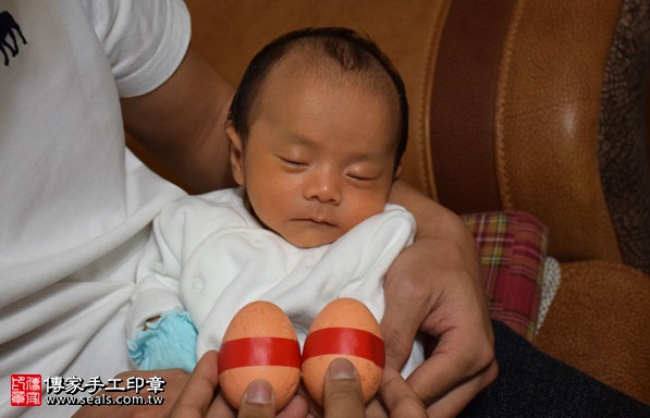 剃胎毛、滿月剃頭、嬰兒剃頭、嬰兒理髮、嬰兒剃髮、嬰兒剃胎毛、嬰兒滿月剃頭、寶寶剃頭、剃胎毛儀式、剃胎毛吉祥話、滿月剃頭儀式、滿月剃頭吉祥話、寶寶剃胎毛、寶寶滿月剃頭理髮、 新竹市北區剃胎毛、新竹市北區滿月剃頭、 新竹市北區嬰兒剃頭剃胎毛、新竹市北區嬰兒理髮、新竹市北區嬰兒剃髮、彭寶寶(新竹市北區到府嬰兒寶寶滿月剃頭理髮、免費到府嬰兒剃胎毛儀式吉祥話)。到府剃頭剃胎毛主持、專業拍照、DVD光碟、證書。★購買「臍帶章、肚臍章、胎毛筆刷印章」贈送：剃頭、收涎、抓周，三選一。2017.01.03  照片4