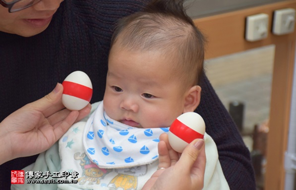 剃胎毛、滿月剃頭、嬰兒剃頭、嬰兒理髮、嬰兒剃髮、嬰兒剃胎毛、嬰兒滿月剃頭、寶寶剃頭、剃胎毛儀式、剃胎毛吉祥話、滿月剃頭儀式、滿月剃頭吉祥話、寶寶剃胎毛、寶寶滿月剃頭理髮、新竹香山區剃胎毛、新竹香山區滿月剃頭、新竹香山區嬰兒剃頭剃胎毛、新竹香山區嬰兒理髮、新竹香山區嬰兒剃髮、林寶寶(新竹香山區嬰兒寶寶滿月剃頭理髮、免費嬰兒剃胎毛儀式吉祥話)。中國風會場，爸媽寶貝免費穿「日中韓」古裝禮服。專業拍照、DVD光碟、證書。★購買「臍帶章、肚臍章、胎毛筆刷印章」贈送：剃頭、收涎、抓周，三選一。2017.03.10 照片3