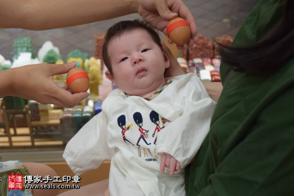 剃胎毛、滿月剃頭、嬰兒剃頭、嬰兒理髮、嬰兒剃髮、嬰兒剃胎毛、嬰兒滿月剃頭、寶寶剃頭、剃胎毛儀式、剃胎毛吉祥話、滿月剃頭儀式、滿月剃頭吉祥話、寶寶剃胎毛、寶寶滿月剃頭理髮、新北永和區剃胎毛、新北永和區滿月剃頭、新北永和區嬰兒剃頭剃胎毛、新北永和區嬰兒理髮、新北永和區嬰兒剃髮、沈寶寶(新北永和區嬰兒寶寶滿月剃頭理髮、免費嬰兒剃胎毛儀式吉祥話)。中國風會場，爸媽寶貝免費穿「日中韓」古裝禮服。專業拍照、DVD光碟、證書。★購買「臍帶章、肚臍章、胎毛筆刷印章」贈送：剃頭、收涎、抓周，三選一。2017.07.22 照片3