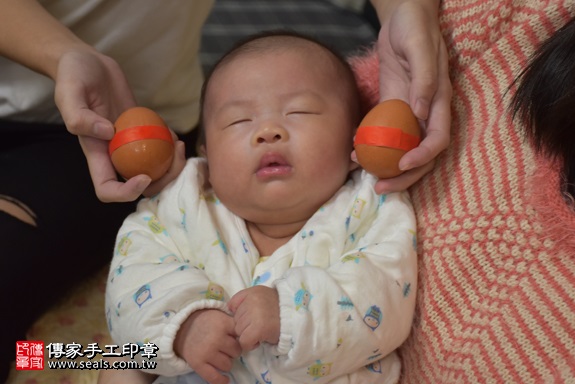 剃胎毛、滿月剃頭、嬰兒剃頭、嬰兒理髮、嬰兒剃髮、嬰兒剃胎毛、嬰兒滿月剃頭、寶寶剃頭、剃胎毛儀式、剃胎毛吉祥話、滿月剃頭儀式、滿月剃頭吉祥話、寶寶剃胎毛、寶寶滿月剃頭理髮、 桃園市楊梅地區剃胎毛、桃園市楊梅地區滿月剃頭、桃園市楊梅地區嬰兒剃頭剃胎毛、桃園市楊梅地區嬰兒理髮、桃園市嬰兒剃髮、卓寶寶(桃園楊梅區到府嬰兒寶寶滿月剃頭理髮、免費到府嬰兒剃胎毛儀式吉祥話)。到府剃頭剃胎毛主持、專業拍照、DVD光碟、證書。★購買「臍帶章、肚臍章、胎毛筆刷印章」贈送：剃頭、收涎、抓周，三選一。2017.11.27照片3