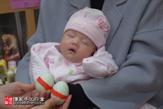 剃胎毛、滿月剃頭、嬰兒剃頭、嬰兒理髮、嬰兒剃髮、嬰兒剃胎毛、嬰兒滿月剃頭、寶寶剃頭、剃胎毛儀式、剃胎毛吉祥話、滿月剃頭儀式、滿月剃頭吉祥話、寶寶剃胎毛、寶寶滿月剃頭理髮、 新北市永和地區剃胎毛、新北市永和地區滿月剃頭、新北市永和地區嬰兒剃頭剃胎毛、新北市永和地區嬰兒理髮、新北市嬰兒剃髮、謝寶寶(新北永和區嬰兒寶寶滿月剃頭理髮、免費嬰兒剃胎毛儀式吉祥話)。中國風會場，爸媽寶貝免費穿「日中韓」古裝禮服。專業拍照、DVD光碟、證書。★購買「臍帶章、肚臍章、胎毛筆刷印章」贈送：剃頭、收涎、抓周，三選一。2017.12.19照片4