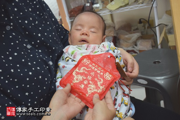 剃胎毛、滿月剃頭、嬰兒剃頭、嬰兒理髮、嬰兒剃髮、嬰兒剃胎毛、嬰兒滿月剃頭、寶寶剃頭、剃胎毛儀式、剃胎毛吉祥話、滿月剃頭儀式、滿月剃頭吉祥話、寶寶剃胎毛、寶寶滿月剃頭理髮、新竹香山區剃胎毛、新竹香山區滿月剃頭、新竹香山區嬰兒剃頭剃胎毛、新竹香山區嬰兒理髮、新竹香山區嬰兒剃髮、蔡寶寶(新竹香山區嬰兒寶寶滿月剃頭理髮、免費嬰兒剃胎毛儀式吉祥話)。中國風會場，爸媽寶貝免費穿「日中韓」古裝禮服。專業拍照、DVD光碟、證書。★購買「臍帶章、肚臍章、胎毛筆刷印章」贈送：剃頭、收涎、抓周，三選一。2017.06.10 照片6