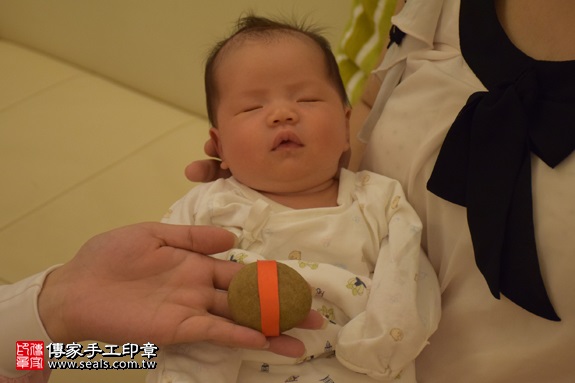 剃胎毛、滿月剃頭、嬰兒剃頭、嬰兒理髮、嬰兒剃髮、嬰兒剃胎毛、嬰兒滿月剃頭、寶寶剃頭、剃胎毛儀式、剃胎毛吉祥話、滿月剃頭儀式、滿月剃頭吉祥話、寶寶剃胎毛、寶寶滿月剃頭理髮、 新北林口區剃胎毛、新北林口區滿月剃頭、 新北林口區嬰兒剃頭剃胎毛、新北林口區嬰兒理髮、新北林口區嬰兒剃髮、李寶寶(新北林口區到府嬰兒寶寶滿月剃頭理髮、免費到府嬰兒剃胎毛儀式吉祥話)。到府剃頭剃胎毛主持、專業拍照、DVD光碟、證書。★購買「臍帶章、肚臍章、胎毛筆刷印章」贈送：剃頭、收涎、抓周，三選一。2017.07.05  照片5