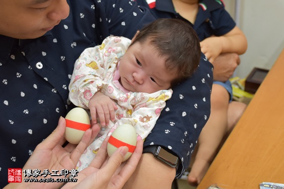 剃胎毛、滿月剃頭、嬰兒剃頭、嬰兒理髮、嬰兒剃髮、嬰兒剃胎毛、嬰兒滿月剃頭、寶寶剃頭、剃胎毛儀式、剃胎毛吉祥話、滿月剃頭儀式、滿月剃頭吉祥話、寶寶剃胎毛、寶寶滿月剃頭理髮、 新北市永和地區剃胎毛、新北市永和地區滿月剃頭、新北市永和地區嬰兒剃頭剃胎毛、新北市永和地區嬰兒理髮、新北市嬰兒剃髮、陳寶寶(新北永和區嬰兒寶寶滿月剃頭理髮、免費嬰兒剃胎毛儀式吉祥話)。中國風會場，爸媽寶貝免費穿「日中韓」古裝禮服。專業拍照、DVD光碟、證書。★購買「臍帶章、肚臍章、胎毛筆刷印章」贈送：剃頭、收涎、抓周，三選一。2017.09.10照片4