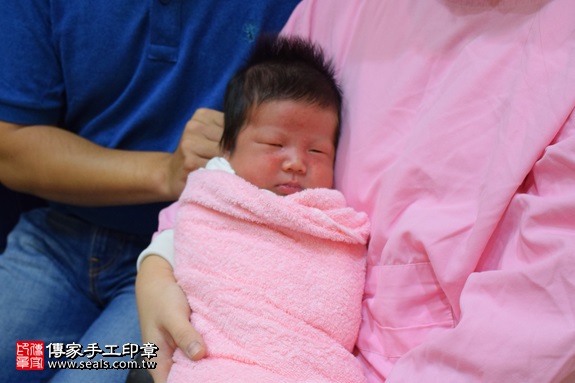 剃胎毛、滿月剃頭、嬰兒剃頭、嬰兒理髮、嬰兒剃髮、嬰兒剃胎毛、嬰兒滿月剃頭、寶寶剃頭、剃胎毛儀式、剃胎毛吉祥話、滿月剃頭儀式、滿月剃頭吉祥話、寶寶剃胎毛、寶寶滿月剃頭理髮、 新北市中和地區剃胎毛、新北市中和地區滿月剃頭、新北市中和地區嬰兒剃頭剃胎毛、新北市中和地區嬰兒理髮、新北市嬰兒剃髮、潘寶寶(新北中和區府嬰兒寶寶滿月剃頭理髮、免費到府嬰兒剃胎毛儀式吉祥話)。到府剃頭剃胎毛主持、專業拍照、DVD光碟、證書。★購買「臍帶章、肚臍章、胎毛筆刷印章」贈送：剃頭、收涎、抓周，三選一。2017.09.12照片2