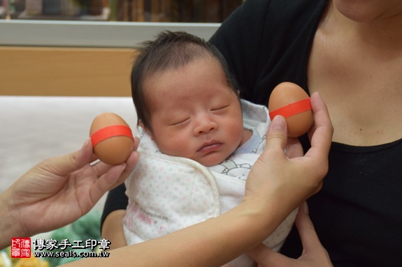 剃胎毛、滿月剃頭、嬰兒剃頭、嬰兒理髮、嬰兒剃髮、嬰兒剃胎毛、嬰兒滿月剃頭、寶寶剃頭、剃胎毛儀式、剃胎毛吉祥話、滿月剃頭儀式、滿月剃頭吉祥話、寶寶剃胎毛、寶寶滿月剃頭理髮、 新北市永和地區剃胎毛、新北市永和地區滿月剃頭、新北市永和地區嬰兒剃頭剃胎毛、新北市永和地區嬰兒理髮、新北市嬰兒剃髮、范寶寶(新北永和區嬰兒寶寶滿月剃頭理髮、免費嬰兒剃胎毛儀式吉祥話)。中國風會場，爸媽寶貝免費穿「日中韓」古裝禮服。專業拍照、DVD光碟、證書。★購買「臍帶章、肚臍章、胎毛筆刷印章」贈送：剃頭、收涎、抓周，三選一。2017.09.15照片3