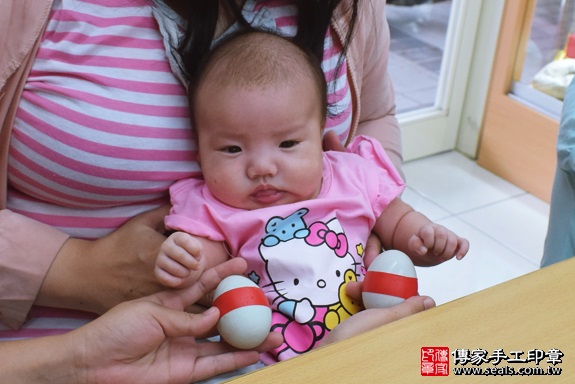 剃胎毛、滿月剃頭、嬰兒剃頭、嬰兒理髮、嬰兒剃髮、嬰兒剃胎毛、嬰兒滿月剃頭、寶寶剃頭、剃胎毛儀式、剃胎毛吉祥話、滿月剃頭儀式、滿月剃頭吉祥話、寶寶剃胎毛、寶寶滿月剃頭理髮、 高雄市鳳山地區剃胎毛、高雄市鳳山地區滿月剃頭、高雄市鳳山地區嬰兒剃頭剃胎毛、高雄市鳳山地區嬰兒理髮、高雄市嬰兒剃髮、王寶寶(高雄鳳山區嬰兒寶寶滿月剃頭理髮、免費嬰兒剃胎毛儀式吉祥話)。中國風會場，爸媽寶貝免費穿「日中韓」古裝禮服。專業拍照、DVD光碟、證書。★購買「臍帶章、肚臍章、胎毛筆刷印章」贈送：剃頭、收涎、抓周，三選一。2017.10.08照片4