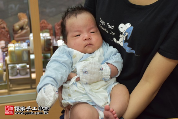 剃胎毛、滿月剃頭、嬰兒剃頭、嬰兒理髮、嬰兒剃髮、嬰兒剃胎毛、嬰兒滿月剃頭、寶寶剃頭、剃胎毛儀式、剃胎毛吉祥話、滿月剃頭儀式、滿月剃頭吉祥話、寶寶剃胎毛、寶寶滿月剃頭理髮、 新北市永和地區剃胎毛、新北市永和地區滿月剃頭、新北市永和地區嬰兒剃頭剃胎毛、新北市永和地區嬰兒理髮、新北市嬰兒剃髮、曹寶寶(新北永和區嬰兒寶寶滿月剃頭理髮、免費嬰兒剃胎毛儀式吉祥話)。中國風會場，爸媽寶貝免費穿「日中韓」古裝禮服。專業拍照、DVD光碟、證書。★購買「臍帶章、肚臍章、胎毛筆刷印章」贈送：剃頭、收涎、抓周，三選一。2017.10.04照片2