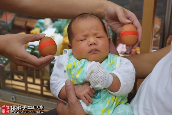 剃胎毛、滿月剃頭、嬰兒剃頭、嬰兒理髮、嬰兒剃髮、嬰兒剃胎毛、嬰兒滿月剃頭、寶寶剃頭、剃胎毛儀式、剃胎毛吉祥話、滿月剃頭儀式、滿月剃頭吉祥話、寶寶剃胎毛、寶寶滿月剃頭理髮、 新北市永和地區剃胎毛、新北市永和地區滿月剃頭、新北市永和地區嬰兒剃頭剃胎毛、新北市永和地區嬰兒理髮、新北市嬰兒剃髮、吳寶寶(新北永和區嬰兒寶寶滿月剃頭理髮、免費嬰兒剃胎毛儀式吉祥話)。中國風會場，爸媽寶貝免費穿「日中韓」古裝禮服。專業拍照、DVD光碟、證書。★購買「臍帶章、肚臍章、胎毛筆刷印章」贈送：剃頭、收涎、抓周，三選一。2017.10.12照片3