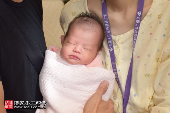剃胎毛、滿月剃頭、嬰兒剃頭、嬰兒理髮、嬰兒剃髮、嬰兒剃胎毛、嬰兒滿月剃頭、寶寶剃頭、剃胎毛儀式、剃胎毛吉祥話、滿月剃頭儀式、滿月剃頭吉祥話、寶寶剃胎毛、寶寶滿月剃頭理髮、 新北市三重地區剃胎毛、新北市三重地區滿月剃頭、新北市三重地區嬰兒剃頭剃胎毛、新北市三重地區嬰兒理髮、新北市嬰兒剃髮、呂寶寶(新北三重區到府嬰兒寶寶滿月剃頭理髮、免費到府嬰兒剃胎毛儀式吉祥話)。到府剃頭剃胎毛主持、專業拍照、DVD光碟、證書。★購買「臍帶章、肚臍章、胎毛筆刷印章」贈送：剃頭、收涎、抓周，三選一。2017.12.20照片2