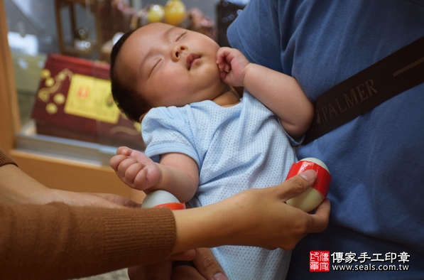 剃胎毛、滿月剃頭、嬰兒剃頭、嬰兒理髮、嬰兒剃髮、嬰兒剃胎毛、嬰兒滿月剃頭、寶寶剃頭、剃胎毛儀式、剃胎毛吉祥話、滿月剃頭儀式、滿月剃頭吉祥話、寶寶剃胎毛、寶寶滿月剃頭理髮、台中北區剃胎毛、台中北區滿月剃頭、台中北區嬰兒剃頭剃胎毛、台中北區嬰兒理髮、台中北區嬰兒剃髮、顏寶寶(台中北區嬰兒寶寶滿月剃頭理髮、免費嬰兒剃胎毛儀式吉祥話)。中國風會場，爸媽寶貝免費穿「日中韓」古裝禮服。專業拍照、DVD光碟、證書。★購買「臍帶章、肚臍章、胎毛筆刷印章」贈送：剃頭、收涎、抓周，三選一。2016.03.06 照片4