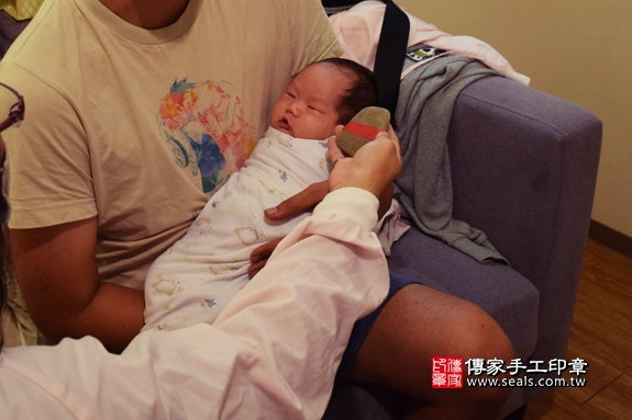 剃胎毛、滿月剃頭、嬰兒剃頭、嬰兒理髮、嬰兒剃髮、嬰兒剃胎毛、嬰兒滿月剃頭、寶寶剃頭、剃胎毛儀式、剃胎毛吉祥話、滿月剃頭儀式、滿月剃頭吉祥話、寶寶剃胎毛、寶寶滿月剃頭理髮、 台中市西屯地區剃胎毛、台中市西屯地區滿月剃頭、台中市西屯地區嬰兒剃頭剃胎毛、台中市西屯地區嬰兒理髮、台中市嬰兒剃髮、馮寶寶(台中西屯區到府嬰兒寶寶滿月剃頭理髮、免費到府嬰兒剃胎毛儀式吉祥話)。到府剃頭剃胎毛主持、專業拍照、DVD光碟、證書。★購買「臍帶章、肚臍章、胎毛筆刷印章」贈送：剃頭、收涎、抓周，三選一。2017.09.16照片5