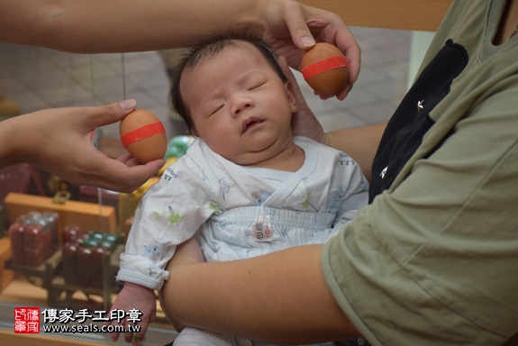 剃胎毛、滿月剃頭、嬰兒剃頭、嬰兒理髮、嬰兒剃髮、嬰兒剃胎毛、嬰兒滿月剃頭、寶寶剃頭、剃胎毛儀式、剃胎毛吉祥話、滿月剃頭儀式、滿月剃頭吉祥話、寶寶剃胎毛、寶寶滿月剃頭理髮、 新北市永和地區剃胎毛、新北市永和地區滿月剃頭、新北市永和地區嬰兒剃頭剃胎毛、新北市永和地區嬰兒理髮、新北市嬰兒剃髮、張寶寶(新北永和區嬰兒寶寶滿月剃頭理髮、免費嬰兒剃胎毛儀式吉祥話)。中國風會場，爸媽寶貝免費穿「日中韓」古裝禮服。專業拍照、DVD光碟、證書。★購買「臍帶章、肚臍章、胎毛筆刷印章」贈送：剃頭、收涎、抓周，三選一。2017.10.25照片3