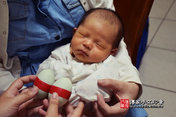 剃胎毛、滿月剃頭、嬰兒剃頭、嬰兒理髮、嬰兒剃髮、嬰兒剃胎毛、嬰兒滿月剃頭、寶寶剃頭、剃胎毛儀式、剃胎毛吉祥話、滿月剃頭儀式、滿月剃頭吉祥話、寶寶剃胎毛、寶寶滿月剃頭理髮、 彰化縣大村地區剃胎毛、彰化縣大村地區滿月剃頭、彰化縣大村地區嬰兒剃頭剃胎毛、彰化縣大村地區嬰兒理髮、彰化縣嬰兒剃髮、張寶寶(彰化大村區到府嬰兒寶寶滿月剃頭理髮、免費到府嬰兒剃胎毛儀式吉祥話)。到府剃頭剃胎毛主持、專業拍照、DVD光碟、證書。★購買「臍帶章、肚臍章、胎毛筆刷印章」贈送：剃頭、收涎、抓周，三選一。2017.09.11照片5