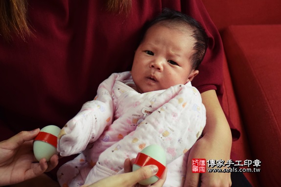 剃胎毛、滿月剃頭、嬰兒剃頭、嬰兒理髮、嬰兒剃髮、嬰兒剃胎毛、嬰兒滿月剃頭、寶寶剃頭、剃胎毛儀式、剃胎毛吉祥話、滿月剃頭儀式、滿月剃頭吉祥話、寶寶剃胎毛、寶寶滿月剃頭理髮、 台中市西區地區剃胎毛、台中市西區地區滿月剃頭、台中市西區地區嬰兒剃頭剃胎毛、台中市西區地區嬰兒理髮、台中市嬰兒剃髮、小葡萄(台中市西區到府嬰兒寶寶滿月剃頭理髮、免費到府嬰兒剃胎毛儀式吉祥話)。到府剃頭剃胎毛主持、專業拍照、DVD光碟、證書。★購買「臍帶章、肚臍章、胎毛筆刷印章」贈送：剃頭、收涎、抓周，三選一。2017.11.19照片4