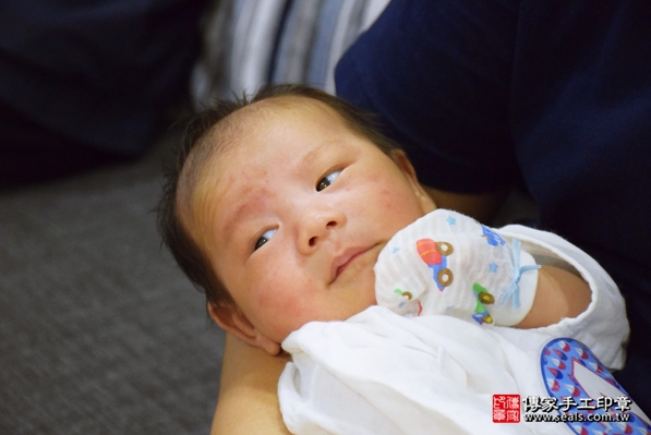 剃胎毛、滿月剃頭、嬰兒剃頭、嬰兒理髮、嬰兒剃髮、嬰兒剃胎毛、嬰兒滿月剃頭、寶寶剃頭、剃胎毛儀式、剃胎毛吉祥話、滿月剃頭儀式、滿月剃頭吉祥話、寶寶剃胎毛、寶寶滿月剃頭理髮、 新竹市剃胎毛、新竹市滿月剃頭、 新竹市嬰兒剃頭剃胎毛、新竹市嬰兒理髮、新竹市嬰兒剃髮、寶寶(新竹市到府嬰兒寶寶滿月剃頭理髮、免費到府嬰兒剃胎毛儀式吉祥話)。到府剃頭剃胎毛主持、專業拍照、DVD光碟、證書。★購買「臍帶章、肚臍章、胎毛筆刷印章」贈送：剃頭、收涎、抓周，三選一。2016.04.30  照片3