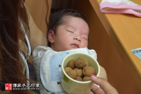 剃胎毛、滿月剃頭、嬰兒剃頭、嬰兒理髮、嬰兒剃髮、嬰兒剃胎毛、嬰兒滿月剃頭、寶寶剃頭、剃胎毛儀式、剃胎毛吉祥話、滿月剃頭儀式、滿月剃頭吉祥話、寶寶剃胎毛、寶寶滿月剃頭理髮、台中北區剃胎毛、台中北區滿月剃頭、台中北區嬰兒剃頭剃胎毛、台中北區嬰兒理髮、台中北區嬰兒剃髮、施寶寶(台中北區嬰兒寶寶滿月剃頭理髮、免費嬰兒剃胎毛儀式吉祥話)。中國風會場，爸媽寶貝免費穿「日中韓」古裝禮服。專業拍照、DVD光碟、證書。★購買「臍帶章、肚臍章、胎毛筆刷印章」贈送：剃頭、收涎、抓周，三選一。2016.07.15  照片6