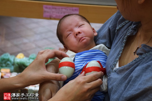 剃胎毛、滿月剃頭、嬰兒剃頭、嬰兒理髮、嬰兒剃髮、嬰兒剃胎毛、嬰兒滿月剃頭、寶寶剃頭、剃胎毛儀式、剃胎毛吉祥話、滿月剃頭儀式、滿月剃頭吉祥話、寶寶剃胎毛、寶寶滿月剃頭理髮、新北新莊區剃胎毛、新北新莊區滿月剃頭、新北新莊區嬰兒剃頭剃胎毛、新北新莊區嬰兒理髮、新北新莊區嬰兒剃髮、萬寶寶(新北新莊區嬰兒寶寶滿月剃頭理髮、免費嬰兒剃胎毛儀式吉祥話)。中國風會場，爸媽寶貝免費穿「日中韓」古裝禮服。專業拍照、DVD光碟、證書。★購買「臍帶章、肚臍章、胎毛筆刷印章」贈送：剃頭、收涎、抓周，三選一。2016.09.26 照片4