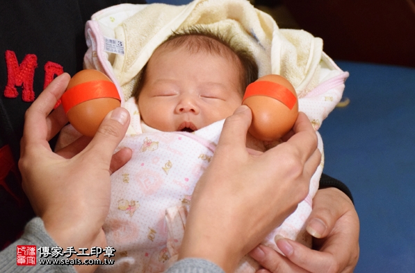 剃胎毛、滿月剃頭、嬰兒剃頭、嬰兒理髮、嬰兒剃髮、嬰兒剃胎毛、嬰兒滿月剃頭、寶寶剃頭、剃胎毛儀式、剃胎毛吉祥話、滿月剃頭儀式、滿月剃頭吉祥話、寶寶剃胎毛、寶寶滿月剃頭理髮、 桃園市剃胎毛、桃園市滿月剃頭、 桃園市嬰兒剃頭剃胎毛、桃園市嬰兒理髮、桃園市嬰兒剃髮、李小花(桃園市到府嬰兒寶寶滿月剃頭理髮、免費到府嬰兒剃胎毛儀式吉祥話)。到府剃頭剃胎毛主持、專業拍照、DVD光碟、證書。★購買「臍帶章、肚臍章、胎毛筆刷印章」贈送：剃頭、收涎、抓周，三選一。2016.02.21 照片3