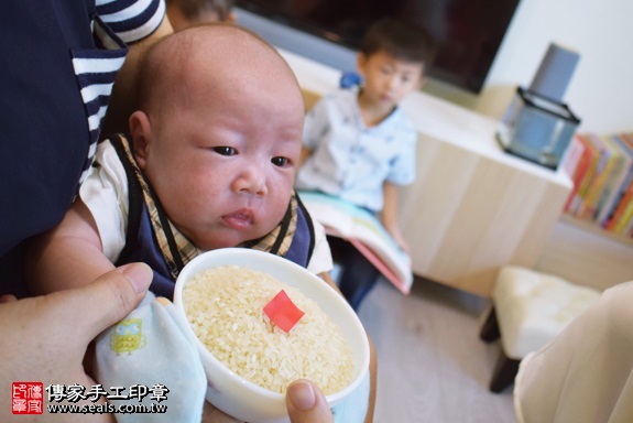 剃胎毛、滿月剃頭、嬰兒剃頭、嬰兒理髮、嬰兒剃髮、嬰兒剃胎毛、嬰兒滿月剃頭、寶寶剃頭、剃胎毛儀式、剃胎毛吉祥話、滿月剃頭儀式、滿月剃頭吉祥話、寶寶剃胎毛、寶寶滿月剃頭理髮、 高雄市鳳山地區剃胎毛、高雄市鳳山地區滿月剃頭、高雄市鳳山地區嬰兒剃頭剃胎毛、高雄市鳳山地區嬰兒理髮、高雄市嬰兒剃髮、王寶寶(高雄鳳山區到府嬰兒寶寶滿月剃頭理髮、免費到府嬰兒剃胎毛儀式吉祥話)。到府剃頭剃胎毛主持、專業拍照、DVD光碟、證書。★購買「臍帶章、肚臍章、胎毛筆刷印章」贈送：剃頭、收涎、抓周，三選一。2017.09.24照片2