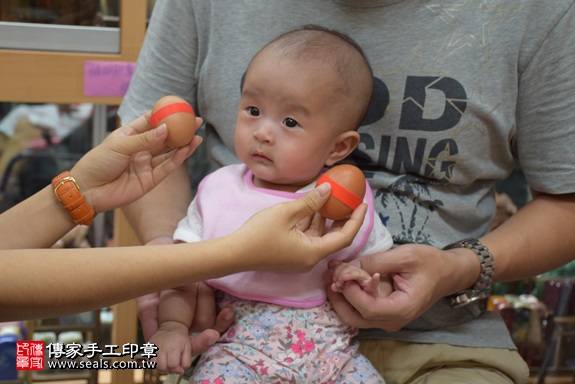 剃胎毛、滿月剃頭、嬰兒剃頭、嬰兒理髮、嬰兒剃髮、嬰兒剃胎毛、嬰兒滿月剃頭、寶寶剃頭、剃胎毛儀式、剃胎毛吉祥話、滿月剃頭儀式、滿月剃頭吉祥話、寶寶剃胎毛、寶寶滿月剃頭理髮、 新北市永和地區剃胎毛、新北市永和地區滿月剃頭、新北市永和地區嬰兒剃頭剃胎毛、新北市永和地區嬰兒理髮、新北市嬰兒剃髮、劉寶寶(新北永和區嬰兒寶寶滿月剃頭理髮、免費嬰兒剃胎毛儀式吉祥話)。中國風會場，爸媽寶貝免費穿「日中韓」古裝禮服。專業拍照、DVD光碟、證書。★購買「臍帶章、肚臍章、胎毛筆刷印章」贈送：剃頭、收涎、抓周，三選一。2017.09.23照片3