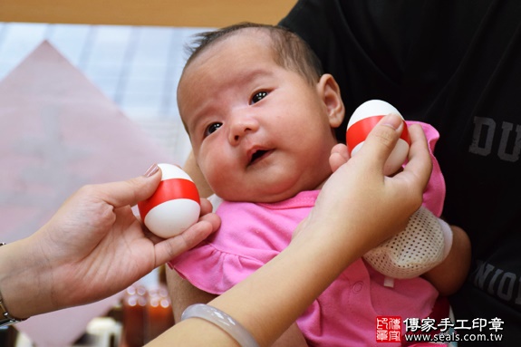 剃胎毛、滿月剃頭、嬰兒剃頭、嬰兒理髮、嬰兒剃髮、嬰兒剃胎毛、嬰兒滿月剃頭、寶寶剃頭、剃胎毛儀式、剃胎毛吉祥話、滿月剃頭儀式、滿月剃頭吉祥話、寶寶剃胎毛、寶寶滿月剃頭理髮、新竹香山區剃胎毛、新竹香山區滿月剃頭、新竹香山區嬰兒剃頭剃胎毛、新竹香山區嬰兒理髮、新竹香山區嬰兒剃髮、周寶寶(新竹香山區嬰兒寶寶滿月剃頭理髮、免費嬰兒剃胎毛儀式吉祥話)。中國風會場，爸媽寶貝免費穿「日中韓」古裝禮服。專業拍照、DVD光碟、證書。★購買「臍帶章、肚臍章、胎毛筆刷印章」贈送：剃頭、收涎、抓周，三選一。2016.07.20  照片3