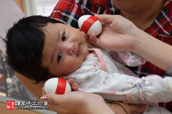 剃胎毛、滿月剃頭、嬰兒剃頭、嬰兒理髮、嬰兒剃髮、嬰兒剃胎毛、嬰兒滿月剃頭、寶寶剃頭、剃胎毛儀式、剃胎毛吉祥話、滿月剃頭儀式、滿月剃頭吉祥話、寶寶剃胎毛、寶寶滿月剃頭理髮、新竹香山剃胎毛、新竹香山滿月剃頭、新竹香山嬰兒剃頭剃胎毛、新竹香山嬰兒理髮、新竹香山嬰兒剃髮、曾寶寶(新竹香山嬰兒寶寶滿月剃頭理髮、免費嬰兒剃胎毛儀式吉祥話)。中國風會場，爸媽寶貝免費穿「日中韓」古裝禮服。專業拍照、DVD光碟、證書。★購買「臍帶章、肚臍章、胎毛筆刷印章」贈送：剃頭、收涎、抓周，三選一。2016.08.01  照片3