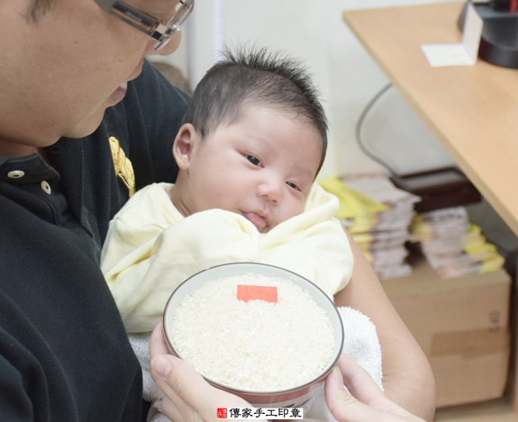 柳寶寶(新北永和區嬰兒寶寶滿月剃頭理髮、免費嬰兒剃胎毛儀式吉祥話)。中國風會場，爸媽寶貝免費穿「日中韓」古裝禮服。專業拍照、DVD光碟、證書。★購買「臍帶章、肚臍章、胎毛筆刷印章」贈送：剃頭、收涎、抓周，三選一。 2015.11.29 照片5