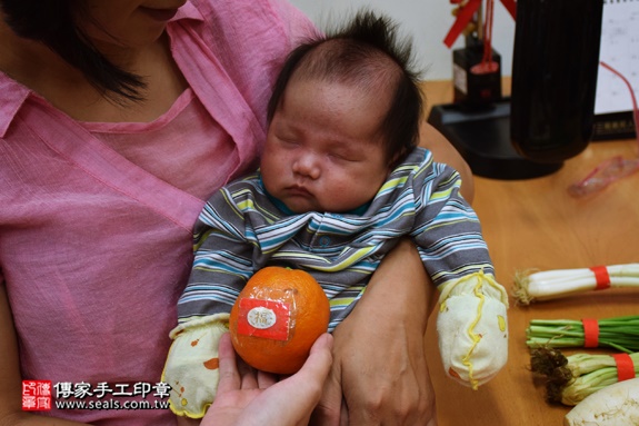 剃胎毛、滿月剃頭、嬰兒剃頭、嬰兒理髮、嬰兒剃髮、嬰兒剃胎毛、嬰兒滿月剃頭、寶寶剃頭、剃胎毛儀式、剃胎毛吉祥話、滿月剃頭儀式、滿月剃頭吉祥話、寶寶剃胎毛、寶寶滿月剃頭理髮、新北永和區剃胎毛、新北永和區滿月剃頭、新北永和區嬰兒剃頭剃胎毛、新北永和區嬰兒理髮、新北永和區嬰兒剃髮、弟弟(新北永和區嬰兒寶寶滿月剃頭理髮、免費嬰兒剃胎毛儀式吉祥話)。中國風會場，爸媽寶貝免費穿「日中韓」古裝禮服。專業拍照、DVD光碟、證書。★購買「臍帶章、肚臍章、胎毛筆刷印章」贈送：剃頭、收涎、抓周，三選一。2016.09.25 照片7