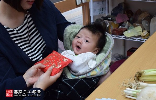 剃胎毛、滿月剃頭、嬰兒剃頭、嬰兒理髮、嬰兒剃髮、嬰兒剃胎毛、嬰兒滿月剃頭、寶寶剃頭、剃胎毛儀式、剃胎毛吉祥話、滿月剃頭儀式、滿月剃頭吉祥話、寶寶剃胎毛、寶寶滿月剃頭理髮、新竹香山區剃胎毛、新竹香山區滿月剃頭、新竹香山區嬰兒剃頭剃胎毛、新竹香山區嬰兒理髮、新竹香山區嬰兒剃髮、彭寶寶(新竹香山區嬰兒寶寶滿月剃頭理髮、免費嬰兒剃胎毛儀式吉祥話)。中國風會場，爸媽寶貝免費穿「日中韓」古裝禮服。專業拍照、DVD光碟、證書。★購買「臍帶章、肚臍章、胎毛筆刷印章」贈送：剃頭、收涎、抓周，三選一。2017.03.19 照片6