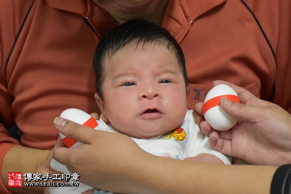 剃胎毛、滿月剃頭、嬰兒剃頭、嬰兒理髮、嬰兒剃髮、嬰兒剃胎毛、嬰兒滿月剃頭、寶寶剃頭、剃胎毛儀式、剃胎毛吉祥話、滿月剃頭儀式、滿月剃頭吉祥話、寶寶剃胎毛、寶寶滿月剃頭理髮、 新竹縣竹東地區剃胎毛、新竹縣竹東地區滿月剃頭、新竹縣竹東地區嬰兒剃頭剃胎毛、新竹縣竹東地區嬰兒理髮、新竹縣嬰兒剃髮、賴寶寶(新竹竹東鎮到府嬰兒寶寶滿月剃頭理髮、免費到府嬰兒剃胎毛儀式吉祥話)。到府剃頭剃胎毛主持、專業拍照、DVD光碟、證書。★購買「臍帶章、肚臍章、胎毛筆刷印章」贈送：剃頭、收涎、抓周，三選一。2017.11.03照片3