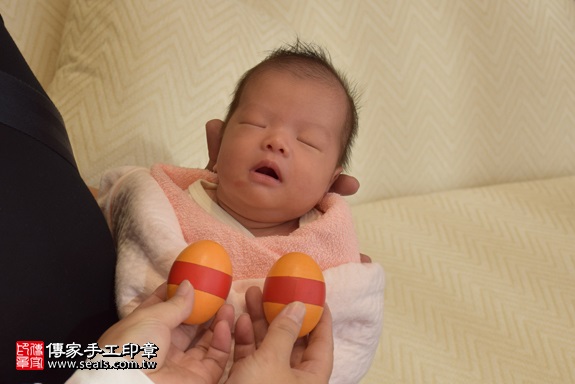 剃胎毛、滿月剃頭、嬰兒剃頭、嬰兒理髮、嬰兒剃髮、嬰兒剃胎毛、嬰兒滿月剃頭、寶寶剃頭、剃胎毛儀式、剃胎毛吉祥話、滿月剃頭儀式、滿月剃頭吉祥話、寶寶剃胎毛、寶寶滿月剃頭理髮、 新北市三重地區剃胎毛、新北市三重地區滿月剃頭、新北市三重地區嬰兒剃頭剃胎毛、新北市三重地區嬰兒理髮、新北市嬰兒剃髮、呂寶寶(新北三重區到府嬰兒寶寶滿月剃頭理髮、免費到府嬰兒剃胎毛儀式吉祥話)。到府剃頭剃胎毛主持、專業拍照、DVD光碟、證書。★購買「臍帶章、肚臍章、胎毛筆刷印章」贈送：剃頭、收涎、抓周，三選一。2017.12.20照片3
