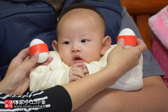 剃胎毛、滿月剃頭、嬰兒剃頭、嬰兒理髮、嬰兒剃髮、嬰兒剃胎毛、嬰兒滿月剃頭、寶寶剃頭、剃胎毛儀式、剃胎毛吉祥話、滿月剃頭儀式、滿月剃頭吉祥話、寶寶剃胎毛、寶寶滿月剃頭理髮、 新北土城區剃胎毛、新北土城區滿月剃頭、 新北土城區嬰兒剃頭剃胎毛、新北土城區嬰兒理髮、新北土城區嬰兒剃髮、巫寶寶(新北土城區到府嬰兒寶寶滿月剃頭理髮、免費到府嬰兒剃胎毛儀式吉祥話)。到府剃頭剃胎毛主持、專業拍照、DVD光碟、證書。★購買「臍帶章、肚臍章、胎毛筆刷印章」贈送：剃頭、收涎、抓周，三選一。2016.12.17  照片3