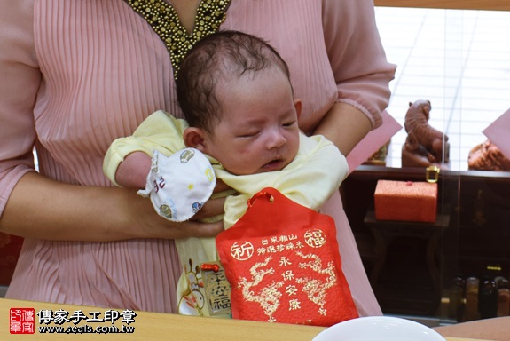 剃胎毛、滿月剃頭、嬰兒剃頭、嬰兒理髮、嬰兒剃髮、嬰兒剃胎毛、嬰兒滿月剃頭、寶寶剃頭、剃胎毛儀式、剃胎毛吉祥話、滿月剃頭儀式、滿月剃頭吉祥話、寶寶剃胎毛、寶寶滿月剃頭理髮、 高雄市鳳山地區剃胎毛、高雄市鳳山地區滿月剃頭、高雄市鳳山地區嬰兒剃頭剃胎毛、高雄市鳳山地區嬰兒理髮、高雄市嬰兒剃髮、 徐寶寶(高雄鳳山區嬰兒寶寶滿月剃頭理髮、免費嬰兒剃胎毛儀式吉祥話)。中國風會場，爸媽寶貝免費穿「日中韓」古裝禮服。專業拍照、DVD光碟、證書。★購買「臍帶章、肚臍章、胎毛筆刷印章」贈送：剃頭、收涎、抓周，三選一。2017.09.20照片6