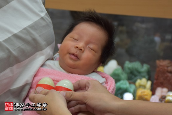 剃胎毛、滿月剃頭、嬰兒剃頭、嬰兒理髮、嬰兒剃髮、嬰兒剃胎毛、嬰兒滿月剃頭、寶寶剃頭、剃胎毛儀式、剃胎毛吉祥話、滿月剃頭儀式、滿月剃頭吉祥話、寶寶剃胎毛、寶寶滿月剃頭理髮、 新北市永和區剃胎毛、新北市永和區滿月剃頭、新北市永和區嬰兒剃頭剃胎毛、新北市永和區嬰兒理髮、新北市嬰兒剃髮、廖寶寶(新北永和區嬰兒寶寶滿月剃頭理髮、免費嬰兒剃胎毛儀式吉祥話)。中國風會場，爸媽寶貝免費穿「日中韓」古裝禮服。專業拍照、DVD光碟、證書。★購買「臍帶章、肚臍章、胎毛筆刷印章」贈送：剃頭、收涎、抓周，三選一。2017.10.15照片4