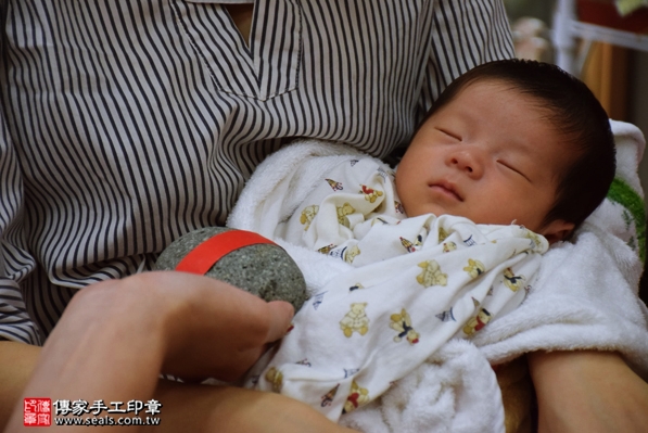 剃胎毛、滿月剃頭、嬰兒剃頭、嬰兒理髮、嬰兒剃髮、嬰兒剃胎毛、嬰兒滿月剃頭、寶寶剃頭、剃胎毛儀式、剃胎毛吉祥話、滿月剃頭儀式、滿月剃頭吉祥話、寶寶剃胎毛、寶寶滿月剃頭理髮、新北永和區剃胎毛、新北永和區滿月剃頭、新北永和區嬰兒剃頭剃胎毛、新北永和區嬰兒理髮、新北永和區嬰兒剃髮、吳寶寶(新北永和區嬰兒寶寶滿月剃頭理髮、免費嬰兒剃胎毛儀式吉祥話)。中國風會場，爸媽寶貝免費穿「日中韓」古裝禮服。專業拍照、DVD光碟、證書。★購買「臍帶章、肚臍章、胎毛筆刷印章」贈送：剃頭、收涎、抓周，三選一。2016.05.18  照片5