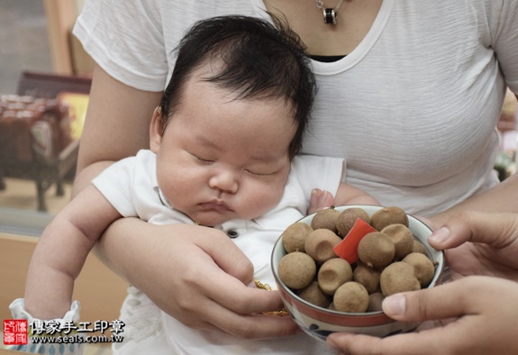 剃胎毛、滿月剃頭、嬰兒剃頭、嬰兒理髮、嬰兒剃髮、嬰兒剃胎毛、嬰兒滿月剃頭、寶寶剃頭、剃胎毛儀式、剃胎毛吉祥話、滿月剃頭儀式、滿月剃頭吉祥話、寶寶剃胎毛、寶寶滿月剃頭理髮、新北永和區剃胎毛、新北永和區滿月剃頭、新北永和區嬰兒剃頭剃胎毛、新北永和區嬰兒理髮、新北永和區嬰兒剃髮、張寶寶(新北永和區嬰兒寶寶滿月剃頭理髮、免費嬰兒剃胎毛儀式吉祥話)。中國風會場，爸媽寶貝免費穿「日中韓」古裝禮服。專業拍照、DVD光碟、證書。★購買「臍帶章、肚臍章、胎毛筆刷印章」贈送：剃頭、收涎、抓周，三選一。2016.06.08  照片7