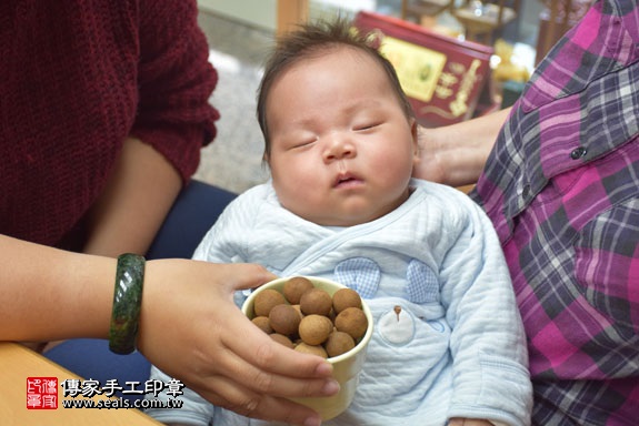 剃胎毛、滿月剃頭、嬰兒剃頭、嬰兒理髮、嬰兒剃髮、嬰兒剃胎毛、嬰兒滿月剃頭、寶寶剃頭、剃胎毛儀式、剃胎毛吉祥話、滿月剃頭儀式、滿月剃頭吉祥話、寶寶剃胎毛、寶寶滿月剃頭理髮、台中北區剃胎毛、台中北區滿月剃頭、台中北區嬰兒剃頭剃胎毛、台中北區嬰兒理髮、台中北區嬰兒剃髮、賴寶寶(台中北區嬰兒寶寶滿月剃頭理髮、免費嬰兒剃胎毛儀式吉祥話)。中國風會場，爸媽寶貝免費穿「日中韓」古裝禮服。專業拍照、DVD光碟、證書。★購買「臍帶章、肚臍章、胎毛筆刷印章」贈送：剃頭、收涎、抓周，三選一。2017.01.13 照片7