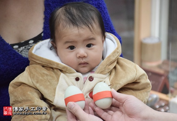 剃胎毛、滿月剃頭、嬰兒剃頭、嬰兒理髮、嬰兒剃髮、嬰兒剃胎毛、嬰兒滿月剃頭、寶寶剃頭、剃胎毛儀式、剃胎毛吉祥話、滿月剃頭儀式、滿月剃頭吉祥話、寶寶剃胎毛、寶寶滿月剃頭理髮、新北永和區剃胎毛、新北永和區滿月剃頭、新北永和區嬰兒剃頭剃胎毛、新北永和區嬰兒理髮、新北永和區嬰兒剃髮、林寶寶(新北永和區嬰兒寶寶滿月剃頭理髮、免費嬰兒剃胎毛儀式吉祥話)。中國風會場，爸媽寶貝免費穿「日中韓」古裝禮服。專業拍照、DVD光碟、證書。★購買「臍帶章、肚臍章、胎毛筆刷印章」贈送：剃頭、收涎、抓周，三選一。2016.03.24  照片4