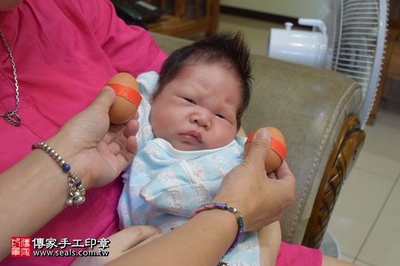 剃胎毛、滿月剃頭、嬰兒剃頭、嬰兒理髮、嬰兒剃髮、嬰兒剃胎毛、嬰兒滿月剃頭、寶寶剃頭、剃胎毛儀式、剃胎毛吉祥話、滿月剃頭儀式、滿月剃頭吉祥話、寶寶剃胎毛、寶寶滿月剃頭理髮、 新北淡水區剃胎毛、新北淡水區滿月剃頭、 新北淡水區嬰兒剃頭剃胎毛、新北淡水區嬰兒理髮、新北淡水區嬰兒剃髮、黃寶寶(新北淡水區到府嬰兒寶寶滿月剃頭理髮、免費到府嬰兒剃胎毛儀式吉祥話)。到府剃頭剃胎毛主持、專業拍照、DVD光碟、證書。★購買「臍帶章、肚臍章、胎毛筆刷印章」贈送：剃頭、收涎、抓周，三選一。2017.06.07  照片3