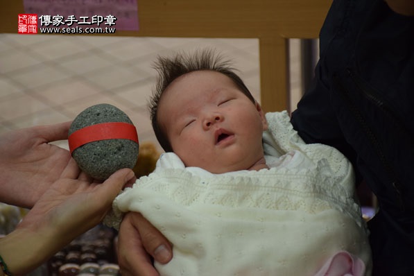 剃胎毛、滿月剃頭、嬰兒剃頭、嬰兒理髮、嬰兒剃髮、嬰兒剃胎毛、嬰兒滿月剃頭、寶寶剃頭、剃胎毛儀式、剃胎毛吉祥話、滿月剃頭儀式、滿月剃頭吉祥話、寶寶剃胎毛、寶寶滿月剃頭理髮、新北永和區剃胎毛、新北永和區滿月剃頭、新北永和區嬰兒剃頭剃胎毛、新北永和區嬰兒理髮、新北永和區嬰兒剃髮、Kitty寶寶(新北永和區嬰兒寶寶滿月剃頭理髮、免費嬰兒剃胎毛儀式吉祥話)。中國風會場，爸媽寶貝免費穿「日中韓」古裝禮服。專業拍照、DVD光碟、證書。★購買「臍帶章、肚臍章、胎毛筆刷印章」贈送：剃頭、收涎、抓周，三選一。2016.04.03  照片5