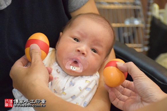 剃胎毛、滿月剃頭、嬰兒剃頭、嬰兒理髮、嬰兒剃髮、嬰兒剃胎毛、嬰兒滿月剃頭、寶寶剃頭、剃胎毛儀式、剃胎毛吉祥話、滿月剃頭儀式、滿月剃頭吉祥話、寶寶剃胎毛、寶寶滿月剃頭理髮、 新竹縣竹北地區剃胎毛、新竹縣竹北地區滿月剃頭、新竹縣竹北地區嬰兒剃頭剃胎毛、新竹縣竹北地區嬰兒理髮、新竹縣嬰兒剃髮、邱寶寶(新竹竹北區府嬰兒寶寶滿月剃頭理髮、免費到府嬰兒剃胎毛儀式吉祥話)。到府剃頭剃胎毛主持、專業拍照、DVD光碟、證書。★購買「臍帶章、肚臍章、胎毛筆刷印章」贈送：剃頭、收涎、抓周，三選一。2017.09.14照片3