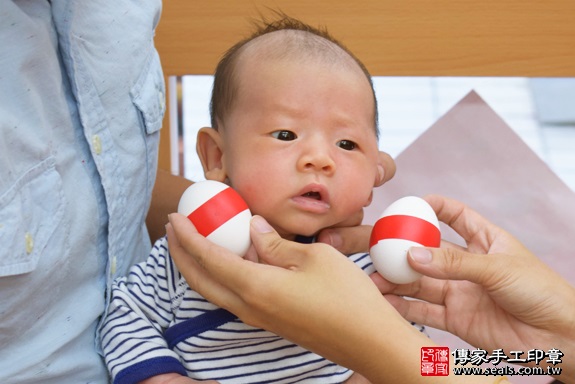 剃胎毛、滿月剃頭、嬰兒剃頭、嬰兒理髮、嬰兒剃髮、嬰兒剃胎毛、嬰兒滿月剃頭、寶寶剃頭、剃胎毛儀式、剃胎毛吉祥話、滿月剃頭儀式、滿月剃頭吉祥話、寶寶剃胎毛、寶寶滿月剃頭理髮、 高雄市鳳山地區剃胎毛、高雄市鳳山地區滿月剃頭、高雄市鳳山地區嬰兒剃頭剃胎毛、高雄市鳳山地區嬰兒理髮、高雄市嬰兒剃髮、小星星(高雄鳳山區嬰兒寶寶滿月剃頭理髮、免費嬰兒剃胎毛儀式吉祥話)。中國風會場，爸媽寶貝免費穿「日中韓」古裝禮服。專業拍照、DVD光碟、證書。★購買「臍帶章、肚臍章、胎毛筆刷印章」贈送：剃頭、收涎、抓周，三選一。2017.09.27照片3
