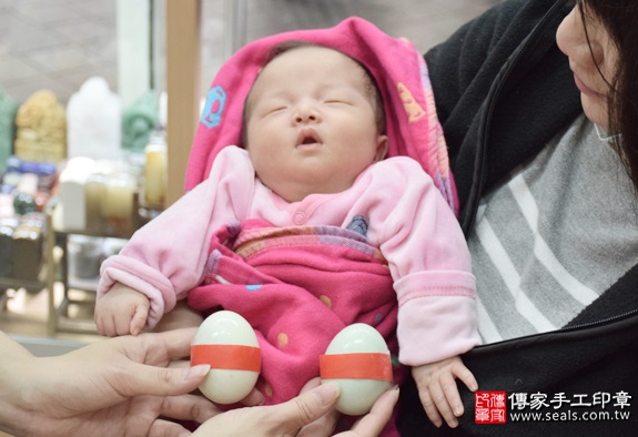 剃胎毛、滿月剃頭、嬰兒剃頭、嬰兒理髮、嬰兒剃髮、嬰兒剃胎毛、嬰兒滿月剃頭、寶寶剃頭、剃胎毛儀式、剃胎毛吉祥話、滿月剃頭儀式、滿月剃頭吉祥話、寶寶剃胎毛、寶寶滿月剃頭理髮、新北永和區剃胎毛、新北永和區滿月剃頭、新北永和區嬰兒剃頭剃胎毛、新北永和區嬰兒理髮、新北永和區嬰兒剃髮、葉寶寶(新北永和區嬰兒寶寶滿月剃頭理髮、免費嬰兒剃胎毛儀式吉祥話)。中國風會場，爸媽寶貝免費穿「日中韓」古裝禮服。專業拍照、DVD光碟、證書。★購買「臍帶章、肚臍章、胎毛筆刷印章」贈送：剃頭、收涎、抓周，三選一。2016.04.16  照片4