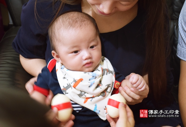 剃胎毛、滿月剃頭、嬰兒剃頭、嬰兒理髮、嬰兒剃髮、嬰兒剃胎毛、嬰兒滿月剃頭、寶寶剃頭、剃胎毛儀式、剃胎毛吉祥話、滿月剃頭儀式、滿月剃頭吉祥話、寶寶剃胎毛、寶寶滿月剃頭理髮、 台中北區剃胎毛、台中北區滿月剃頭、 台中北區嬰兒剃頭剃胎毛、台中北區嬰兒理髮、台中北區嬰兒剃髮、蘇寶寶們(台中北區到府嬰兒寶寶滿月剃頭理髮、免費到府嬰兒剃胎毛儀式吉祥話)。到府剃頭剃胎毛主持、專業拍照、DVD光碟、證書。★購買「臍帶章、肚臍章、胎毛筆刷印章」贈送：剃頭、收涎、抓周，三選一。2016.04.17  照片5