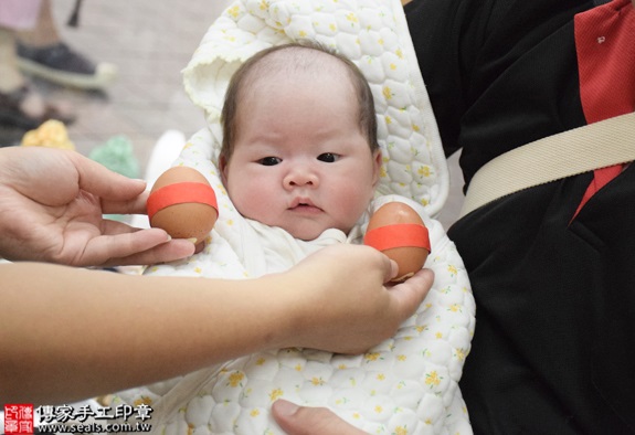 剃胎毛、滿月剃頭、嬰兒剃頭、嬰兒理髮、嬰兒剃髮、嬰兒剃胎毛、嬰兒滿月剃頭、寶寶剃頭、剃胎毛儀式、剃胎毛吉祥話、滿月剃頭儀式、滿月剃頭吉祥話、寶寶剃胎毛、寶寶滿月剃頭理髮、新北永和區剃胎毛、新北永和區滿月剃頭、新北永和區嬰兒剃頭剃胎毛、新北永和區嬰兒理髮、新北永和區嬰兒剃髮、陳寶寶(新北永和區嬰兒寶寶滿月剃頭理髮、免費嬰兒剃胎毛儀式吉祥話)。中國風會場，爸媽寶貝免費穿「日中韓」古裝禮服。專業拍照、DVD光碟、證書。★購買「臍帶章、肚臍章、胎毛筆刷印章」贈送：剃頭、收涎、抓周，三選一。2016.07.13  照片2