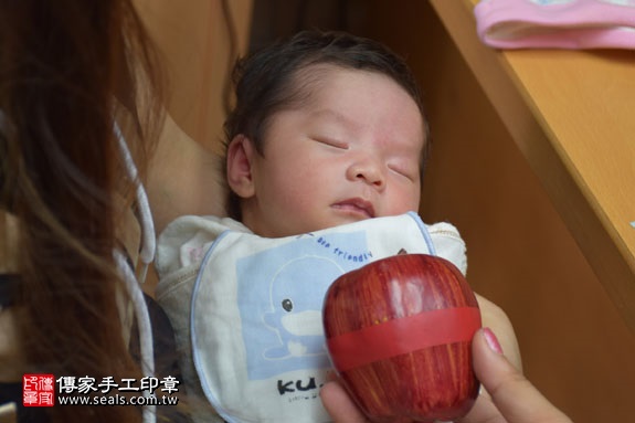 剃胎毛、滿月剃頭、嬰兒剃頭、嬰兒理髮、嬰兒剃髮、嬰兒剃胎毛、嬰兒滿月剃頭、寶寶剃頭、剃胎毛儀式、剃胎毛吉祥話、滿月剃頭儀式、滿月剃頭吉祥話、寶寶剃胎毛、寶寶滿月剃頭理髮、台中北區剃胎毛、台中北區滿月剃頭、台中北區嬰兒剃頭剃胎毛、台中北區嬰兒理髮、台中北區嬰兒剃髮、施寶寶(台中北區嬰兒寶寶滿月剃頭理髮、免費嬰兒剃胎毛儀式吉祥話)。中國風會場，爸媽寶貝免費穿「日中韓」古裝禮服。專業拍照、DVD光碟、證書。★購買「臍帶章、肚臍章、胎毛筆刷印章」贈送：剃頭、收涎、抓周，三選一。2016.07.15  照片7