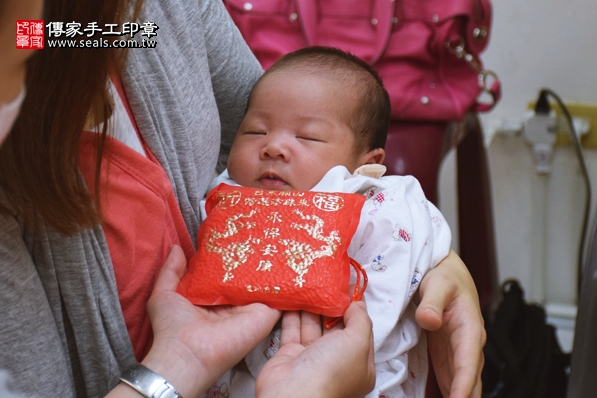 剃胎毛、滿月剃頭、嬰兒剃頭、嬰兒理髮、嬰兒剃髮、嬰兒剃胎毛、嬰兒滿月剃頭、寶寶剃頭、剃胎毛儀式、剃胎毛吉祥話、滿月剃頭儀式、滿月剃頭吉祥話、寶寶剃胎毛、寶寶滿月剃頭理髮、新竹香山區山剃胎毛、新竹香山區山滿月剃頭、新竹香山區山嬰兒剃頭剃胎毛、新竹香山區山嬰兒理髮、新竹香山區山嬰兒剃髮、黃寶寶(新竹香山區山嬰兒寶寶滿月剃頭理髮、免費嬰兒剃胎毛儀式吉祥話)。中國風會場，爸媽寶貝免費穿「日中韓」古裝禮服。專業拍照、DVD光碟、證書。★購買「臍帶章、肚臍章、胎毛筆刷印章」贈送：剃頭、收涎、抓周，三選一。2016.08.21  照片6